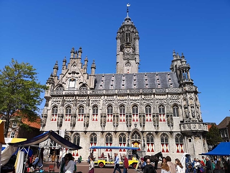 Rathaus von Middelburg in Zeeland im Urlaub mit Hund