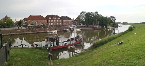 Blick auf den alten Hafen in Hooksiel an der Nordsee