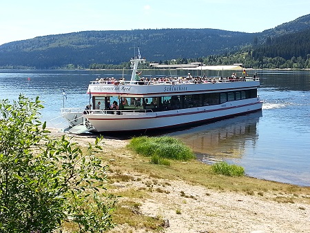 Ausflug mit Schiff am Schluchsee im Schwarzwald im Urlaub mit Hund